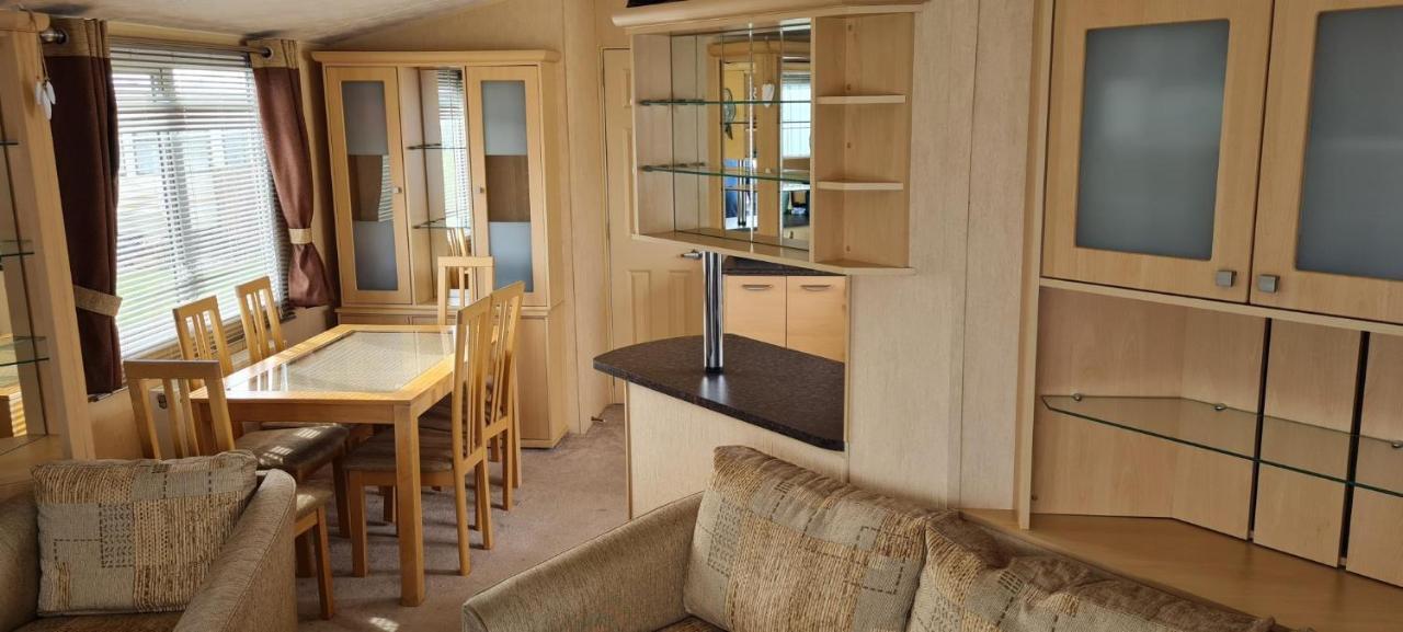 Lovely Caravan With Decking At Coral Beach Park In Lincolnshire Ref 77001C Hotell Ingoldmells Eksteriør bilde