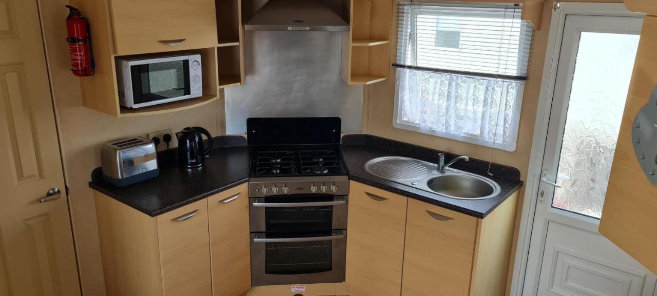 Lovely Caravan With Decking At Coral Beach Park In Lincolnshire Ref 77001C Hotell Ingoldmells Eksteriør bilde