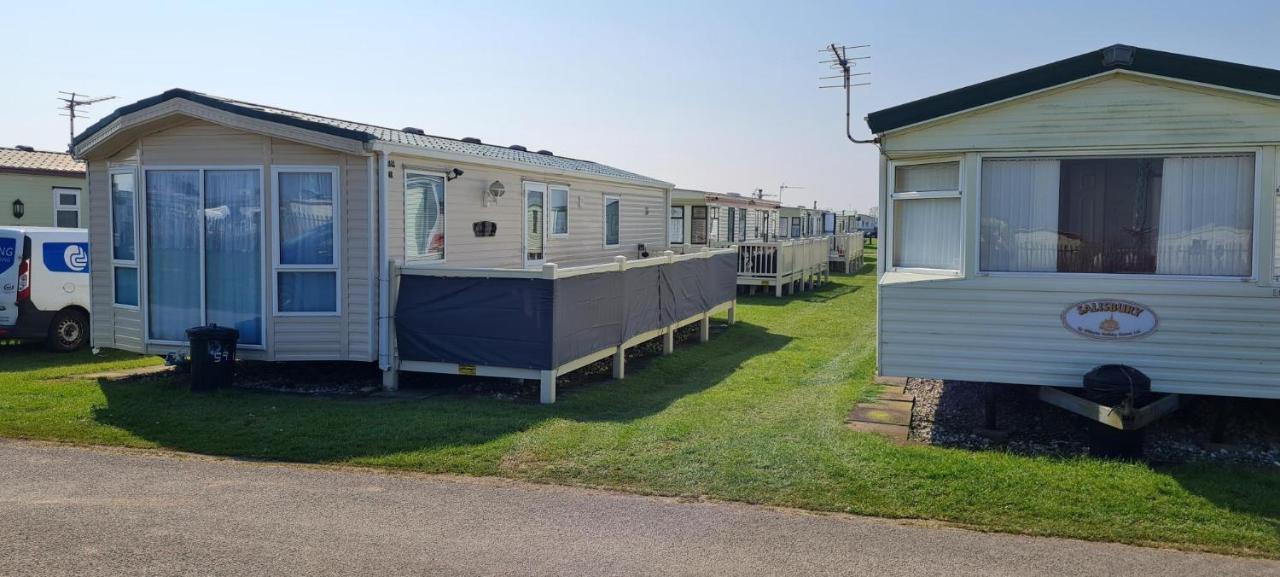Lovely Caravan With Decking At Coral Beach Park In Lincolnshire Ref 77001C Hotell Ingoldmells Eksteriør bilde
