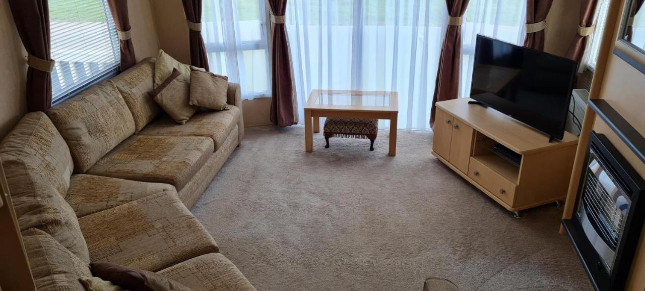 Lovely Caravan With Decking At Coral Beach Park In Lincolnshire Ref 77001C Hotell Ingoldmells Eksteriør bilde